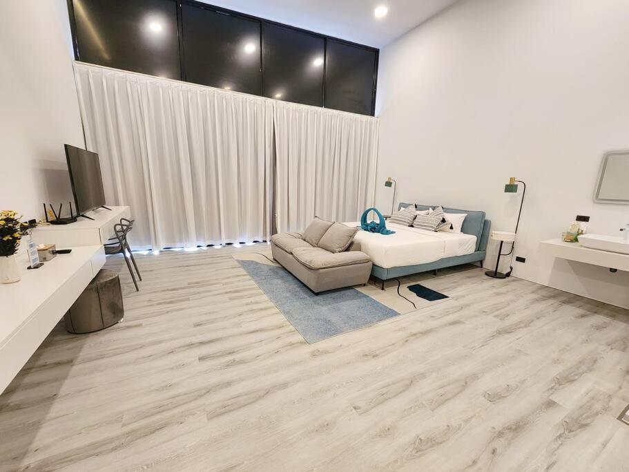 Unique Pool Slide Access Townhouse *